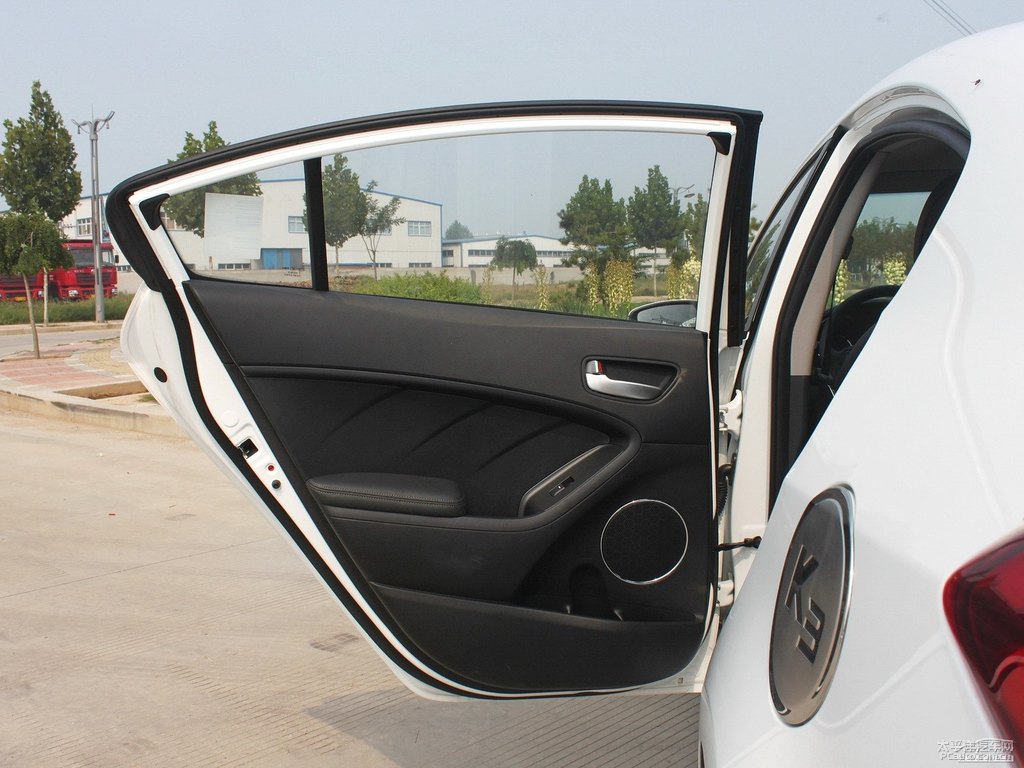 透明白起亞K3車廂內(nèi)飾圖片