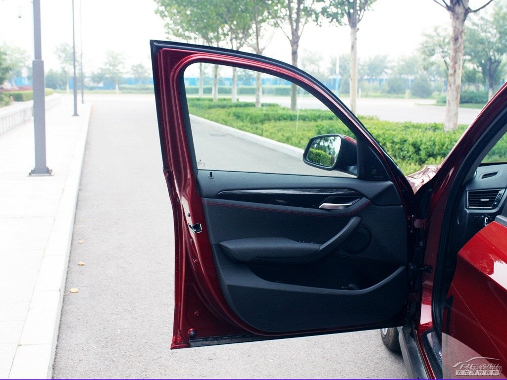 墨爾本紅寶馬X1車廂內(nèi)飾圖片