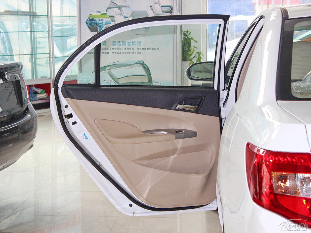 天山白比亞迪F3車廂內(nèi)飾圖片