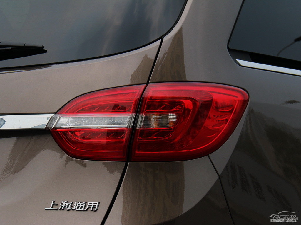 琥珀金別克GL8車尾外觀圖片