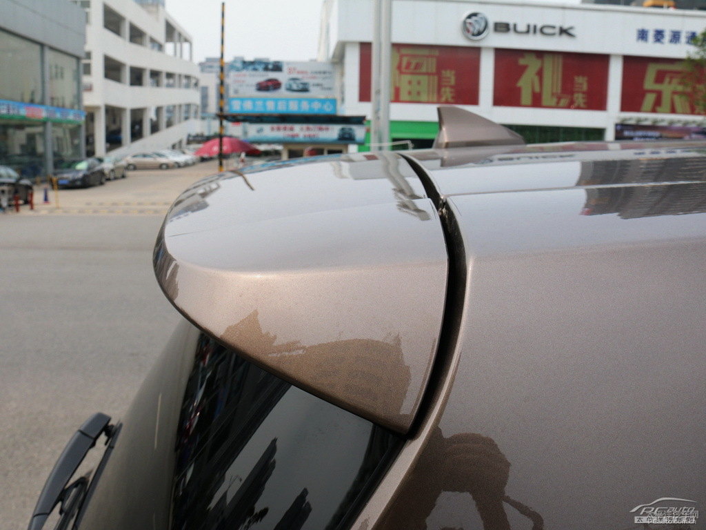 琥珀金別克GL8車尾外觀圖片