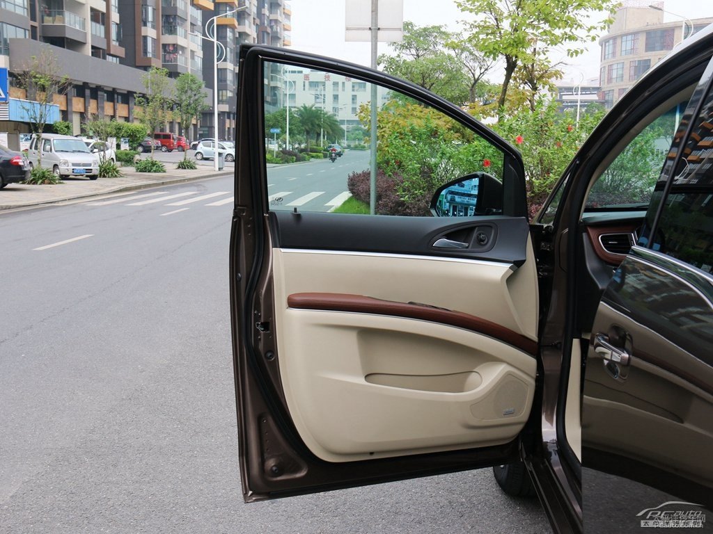 琥珀金別克GL8車廂內(nèi)飾圖片