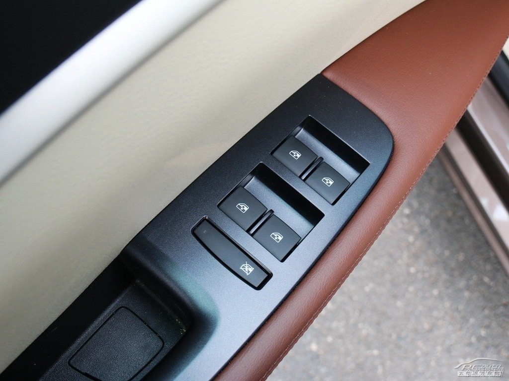 琥珀金別克GL8車廂內(nèi)飾圖片