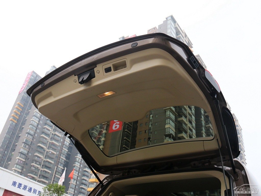 琥珀金別克GL8后備廂空間圖片
