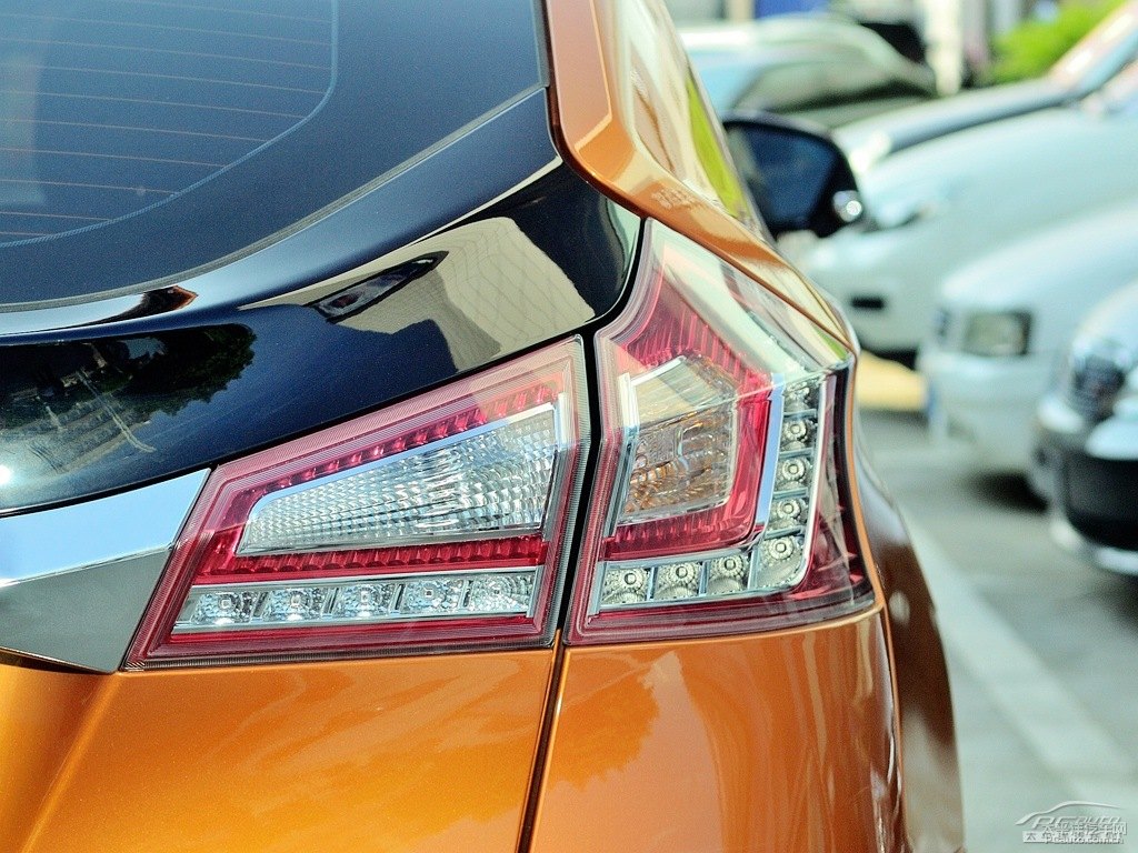 {ǽ݃(yu)6 SUV܇β^DƬ