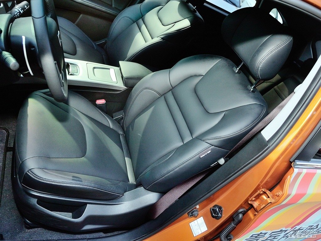{ǽ݃(yu)6 SUV΃(ni)DƬ