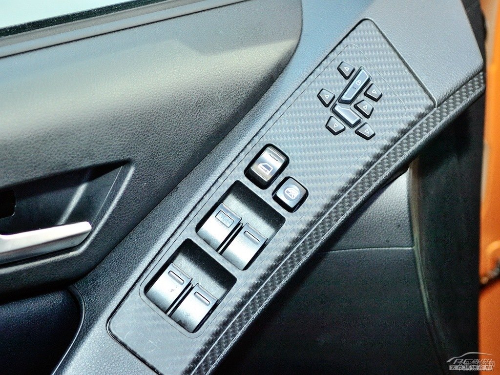 {ǽ݃(yu)6 SUV܇(ni)DƬ