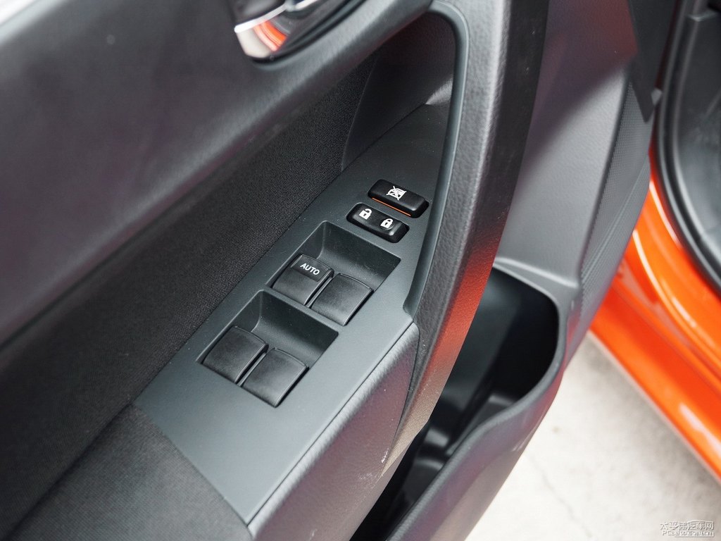 閃電橙雷凌車廂內(nèi)飾圖片