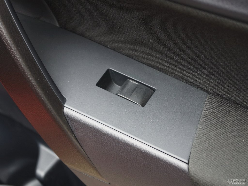 閃電橙雷凌車廂內(nèi)飾圖片