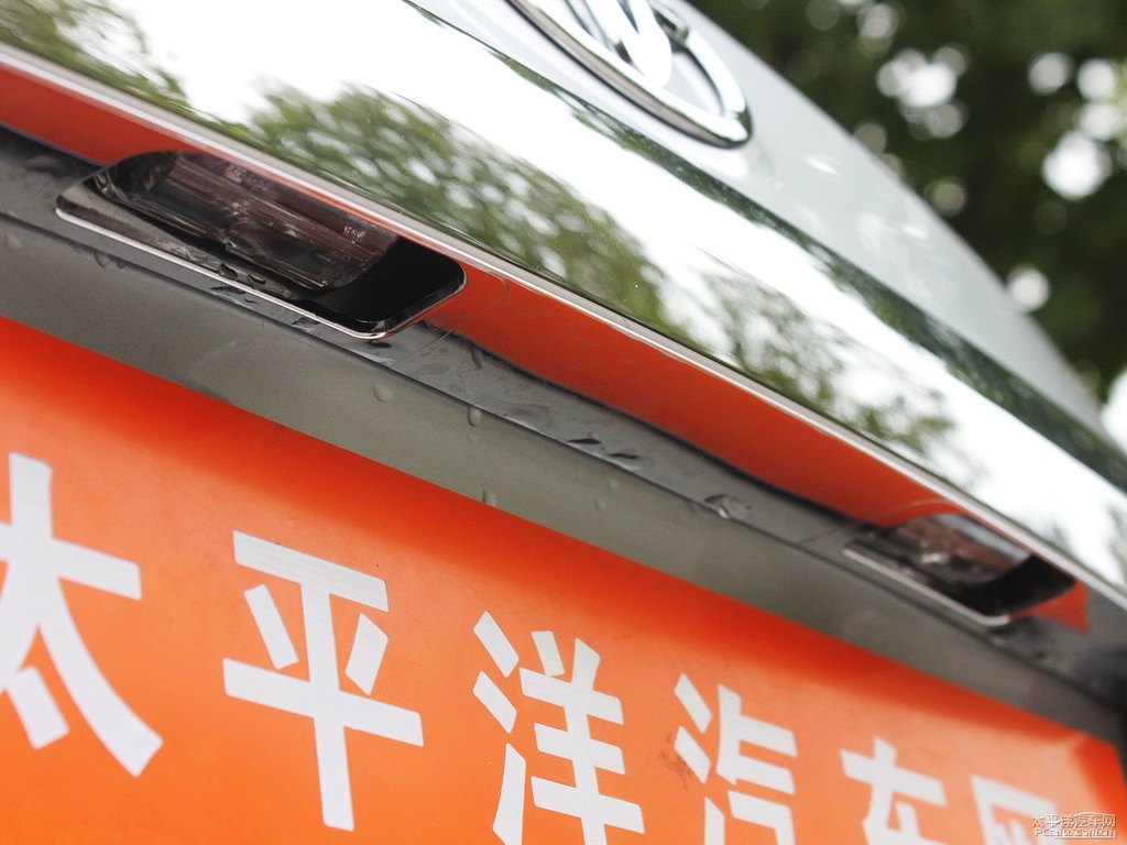 水晶銀雷凌車尾外觀圖片