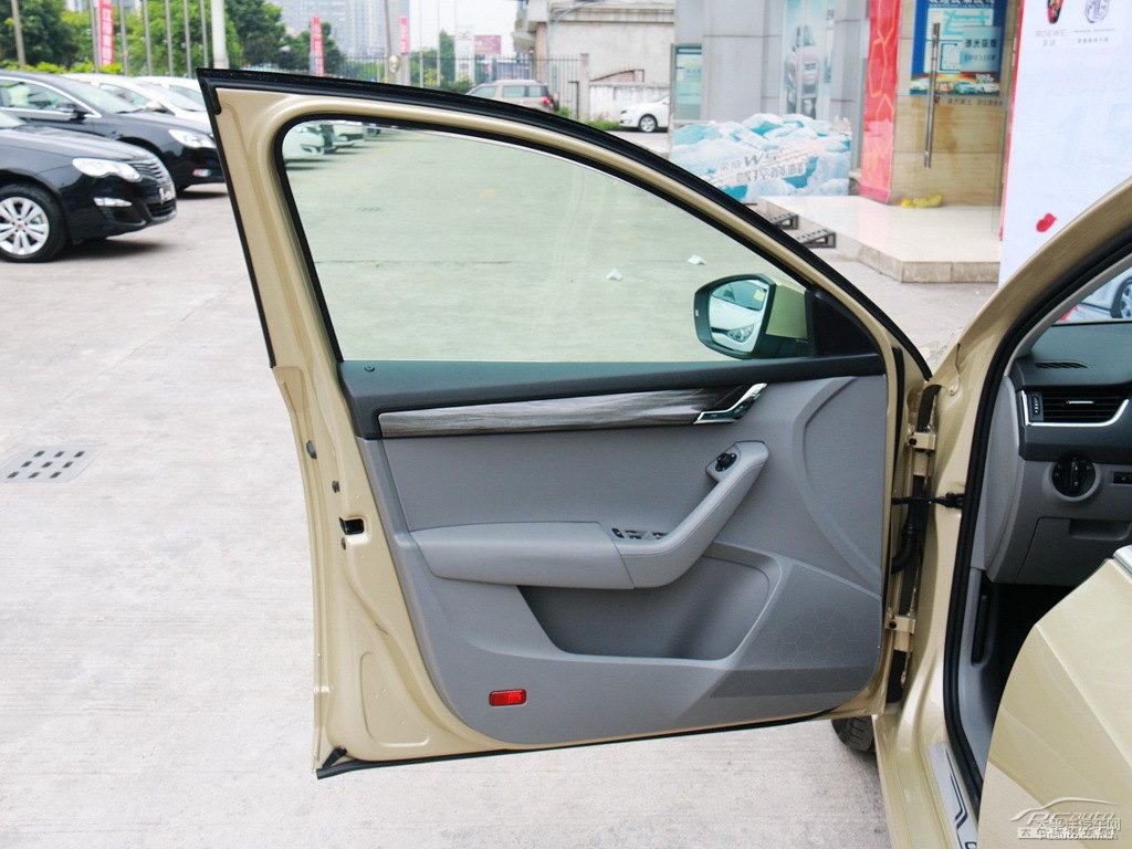 流光金明銳車廂內(nèi)飾圖片