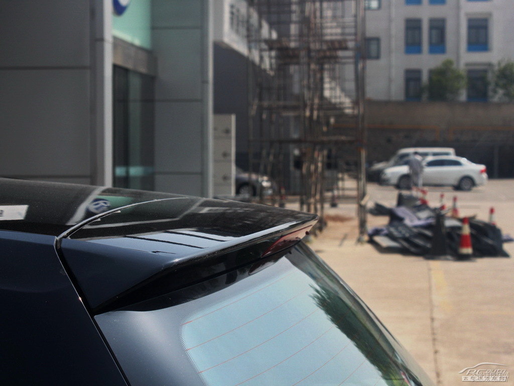 深黑高爾夫車尾外觀圖片