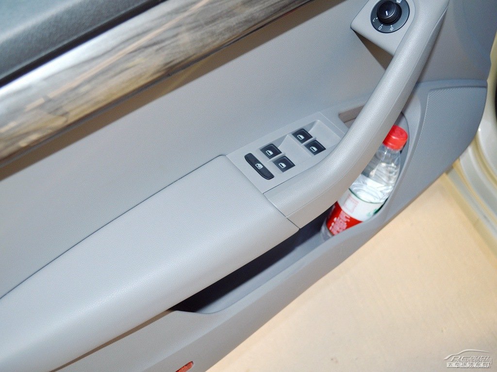 流光金明銳車廂內(nèi)飾圖片