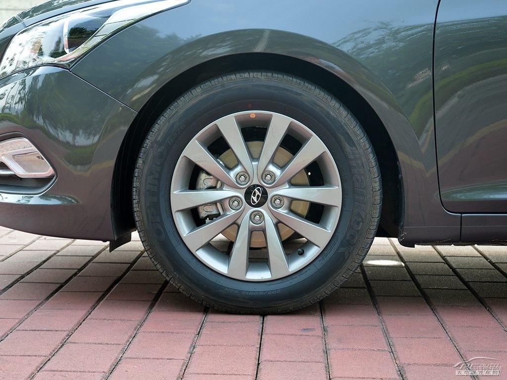 水墨灰名圖車身外觀圖片
