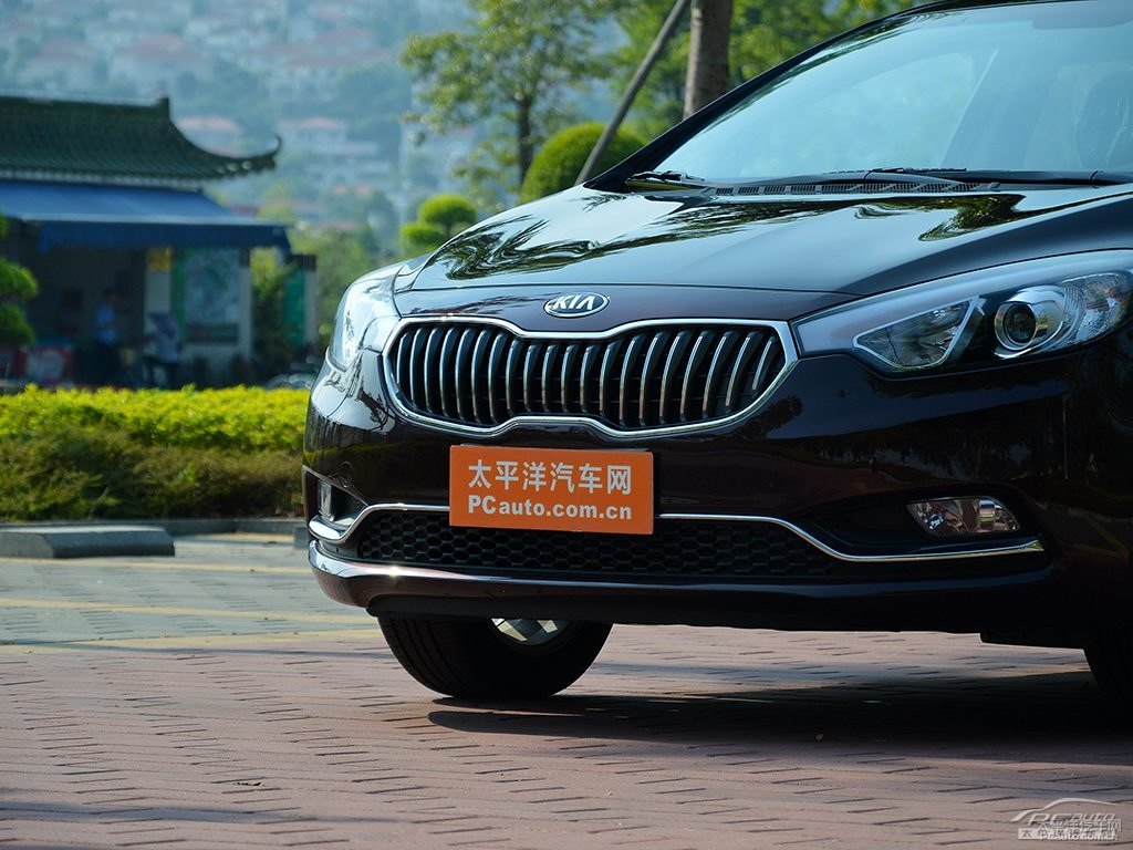 暗櫻紅起亞K3車(chē)頭外觀(guān)圖片
