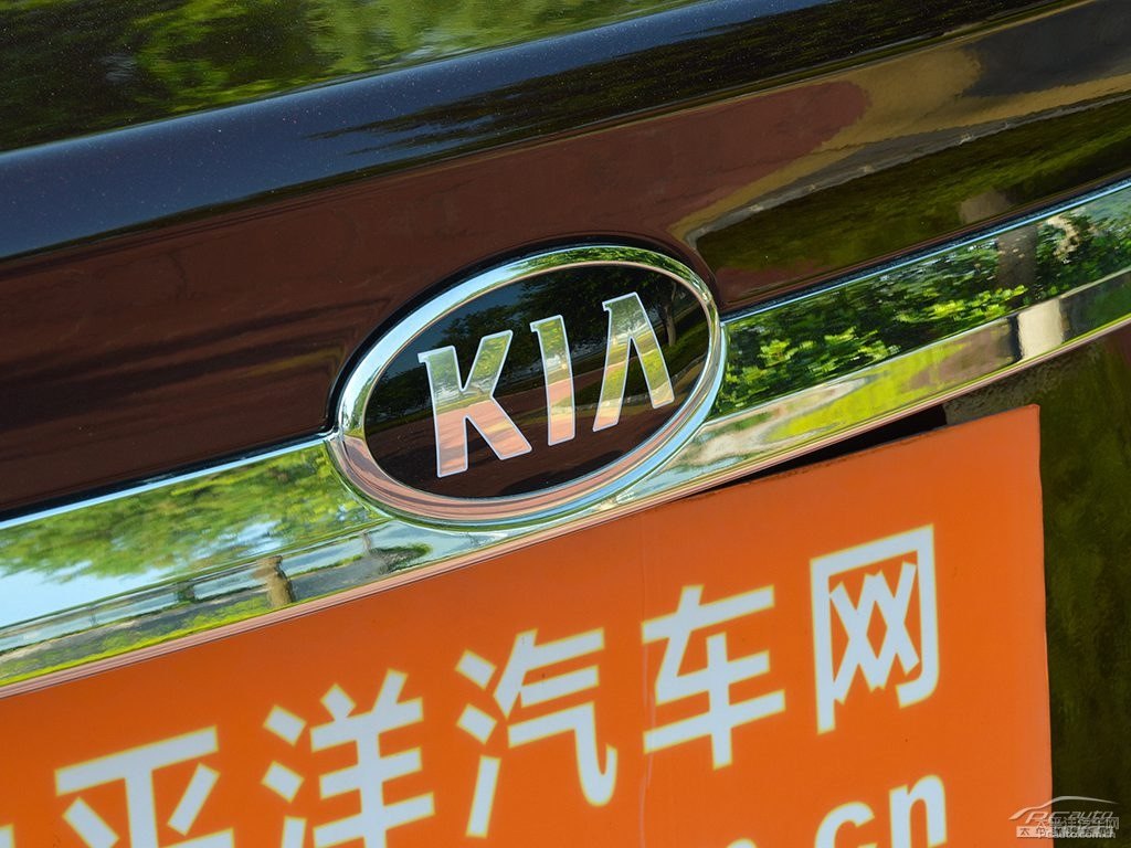 暗櫻紅起亞K3車尾外觀圖片