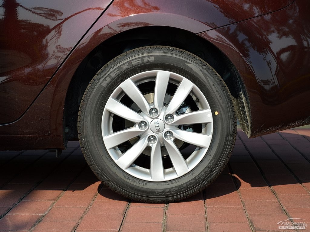 暗櫻紅起亞K3車身外觀圖片