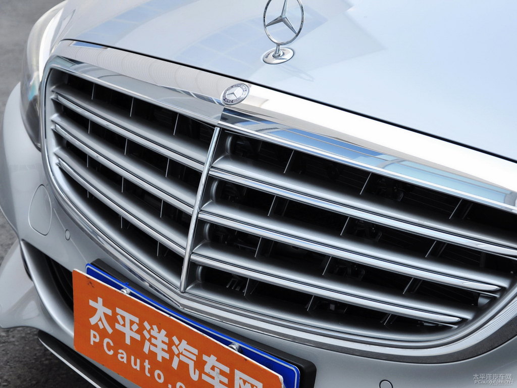 鉆石銀奔馳C級車頭外觀圖片