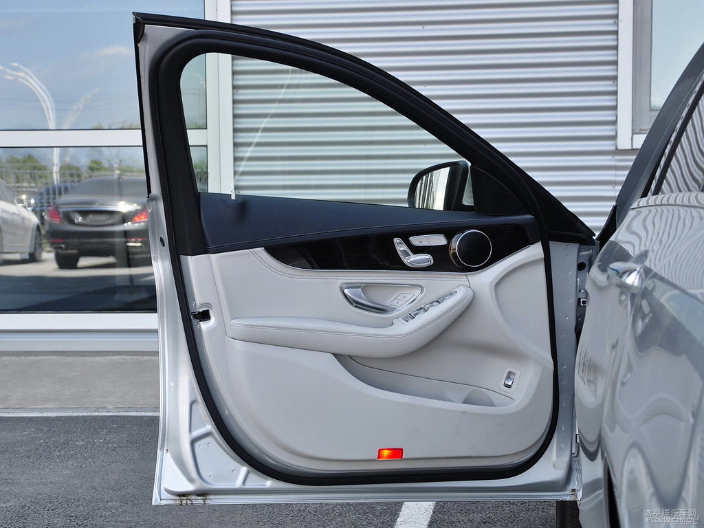 鉆石銀奔馳C級(jí)車廂內(nèi)飾圖片