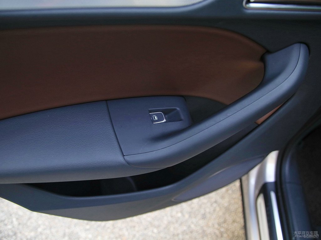 鉑金米奧迪Q3車廂內(nèi)飾圖片