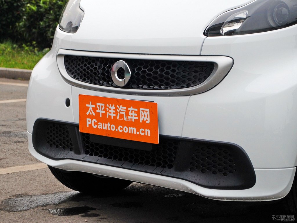 白色smart fortwo車頭外觀圖片