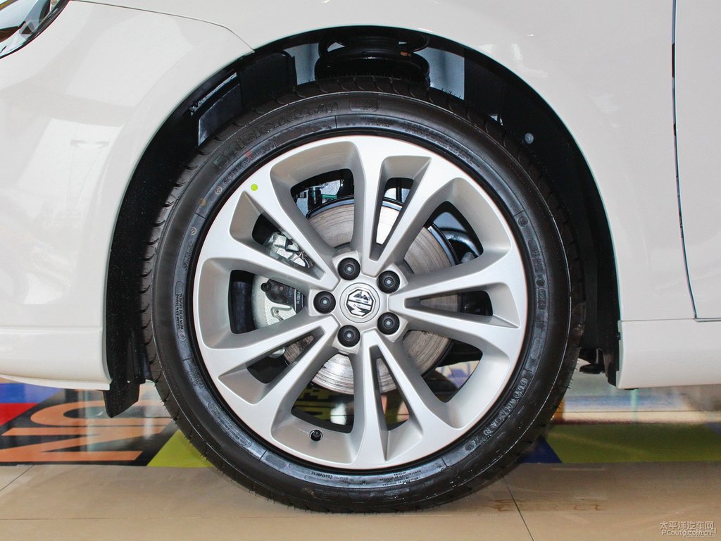 圣峰白MG6車身外觀圖片