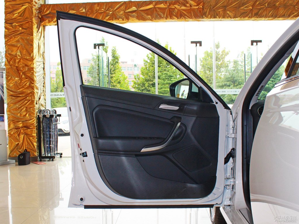 圣峰白MG6車廂內(nèi)飾圖片