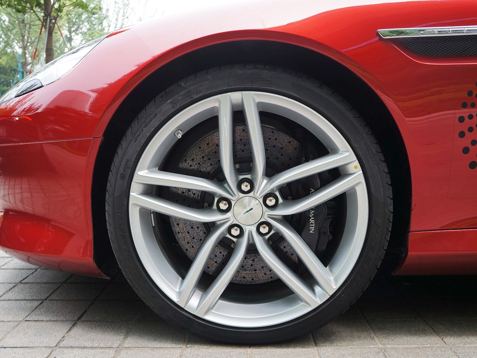 DB9外觀高清大圖