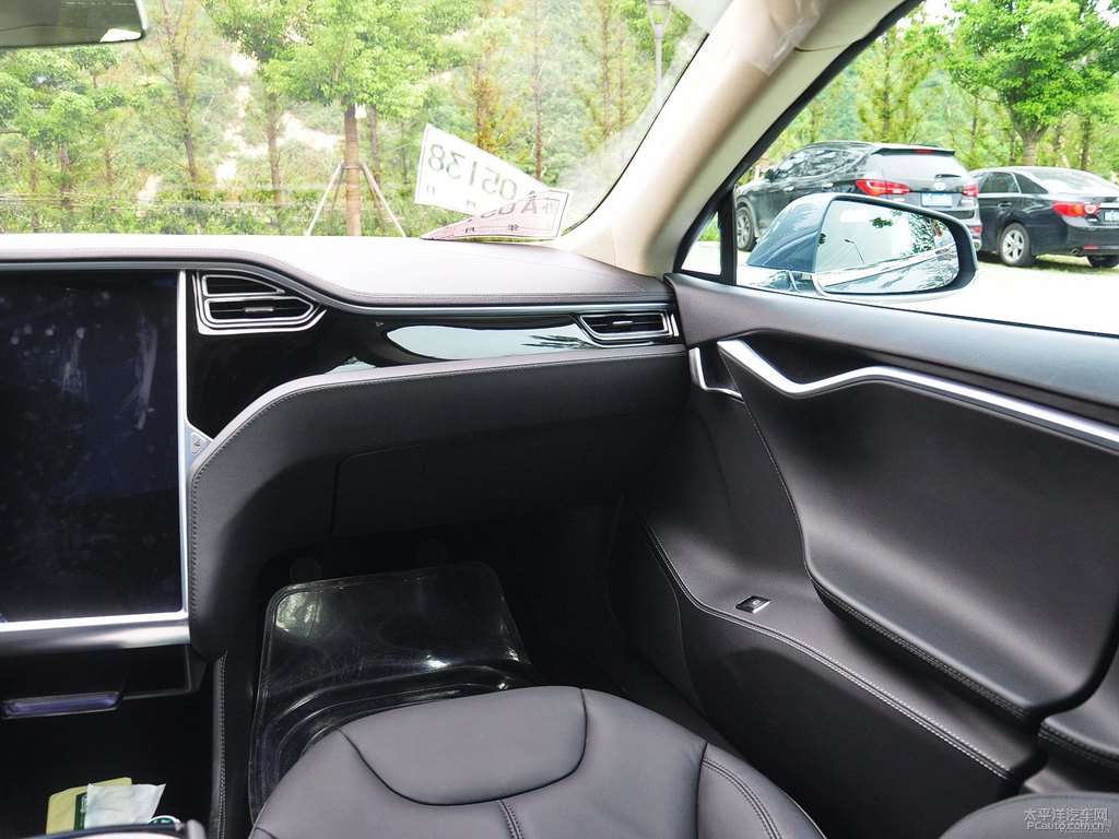 灰色Model S中控内饰图片