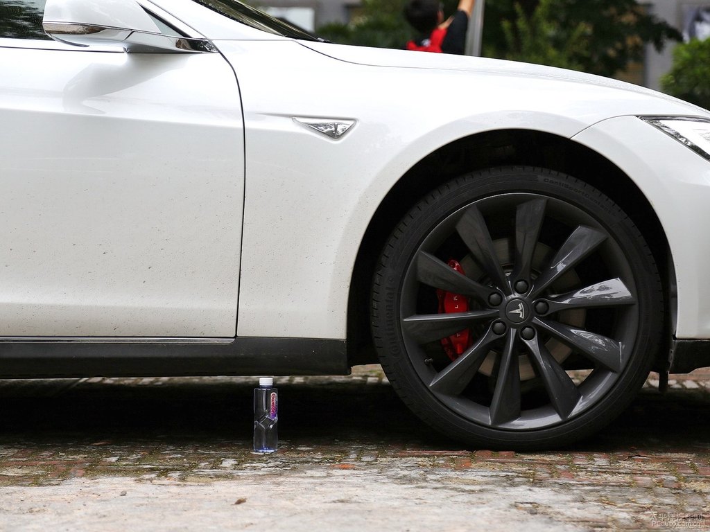 ɫModel S܇^DƬ