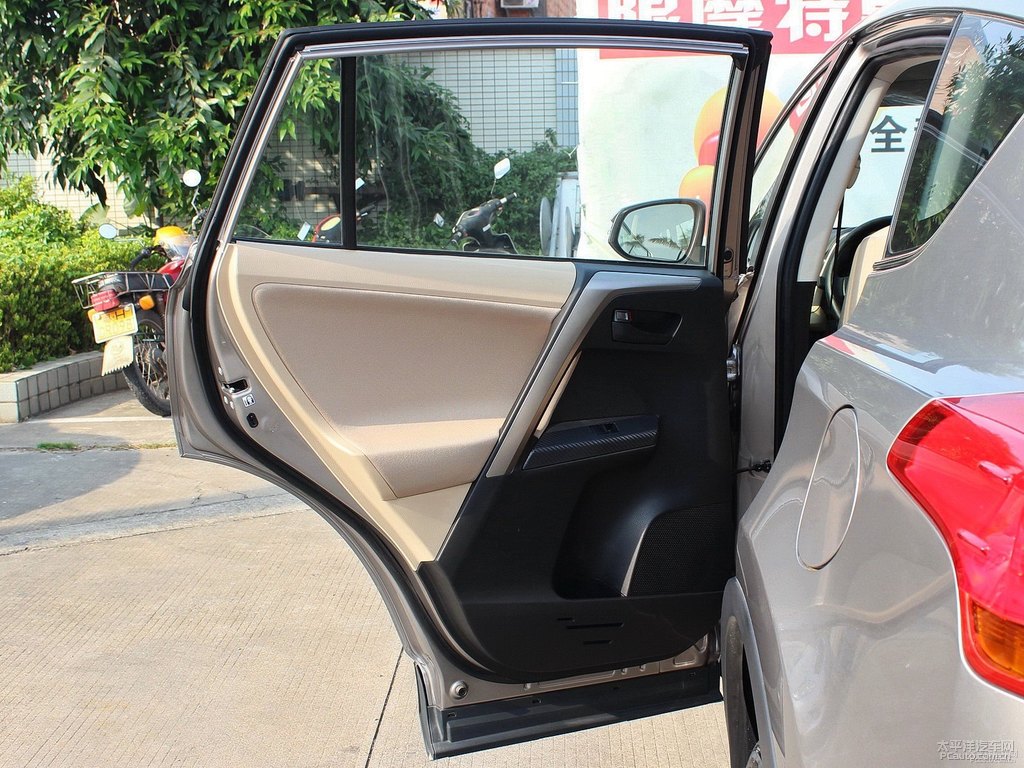 RAV4榮放車廂內(nèi)飾圖片