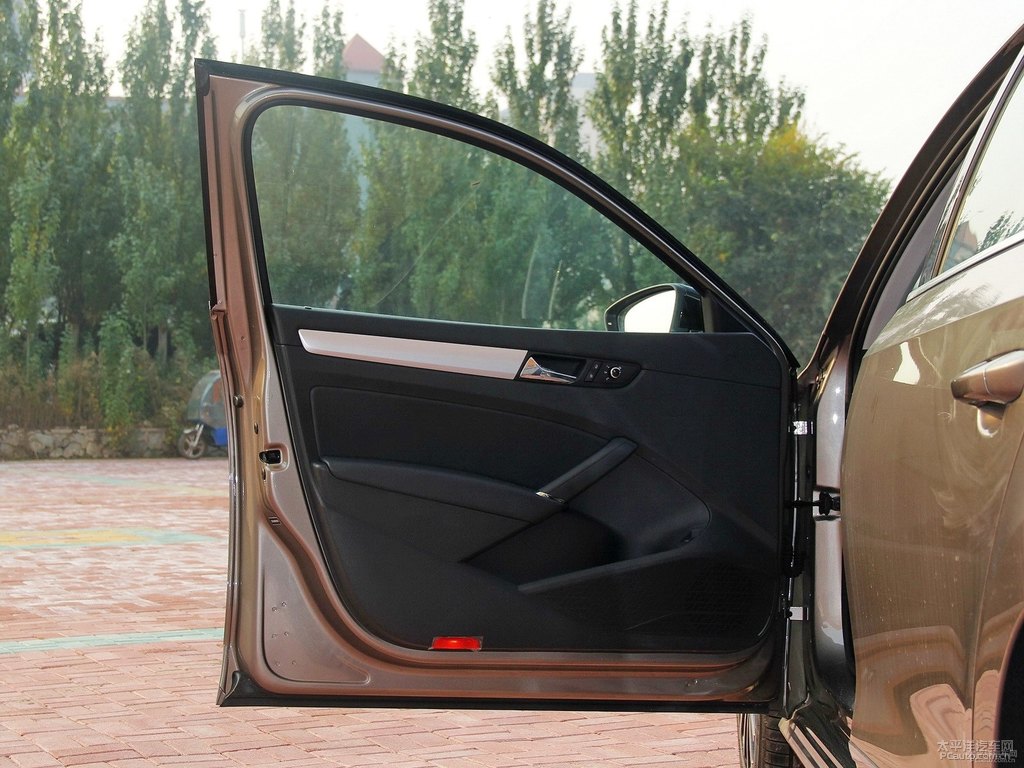 鈦金帕薩特車廂內(nèi)飾圖片