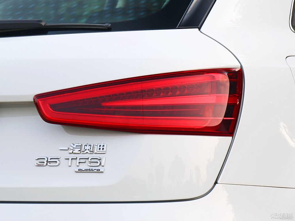 冰川白奧迪Q3車尾外觀圖片