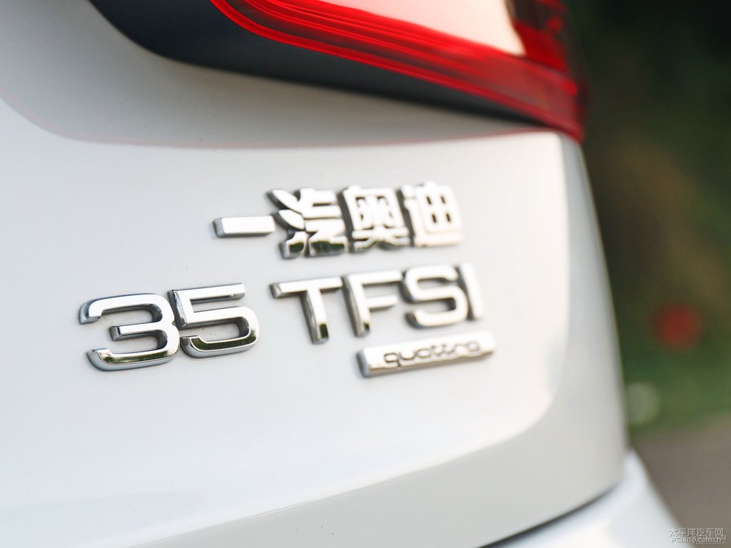 冰川白奧迪Q3車尾外觀圖片