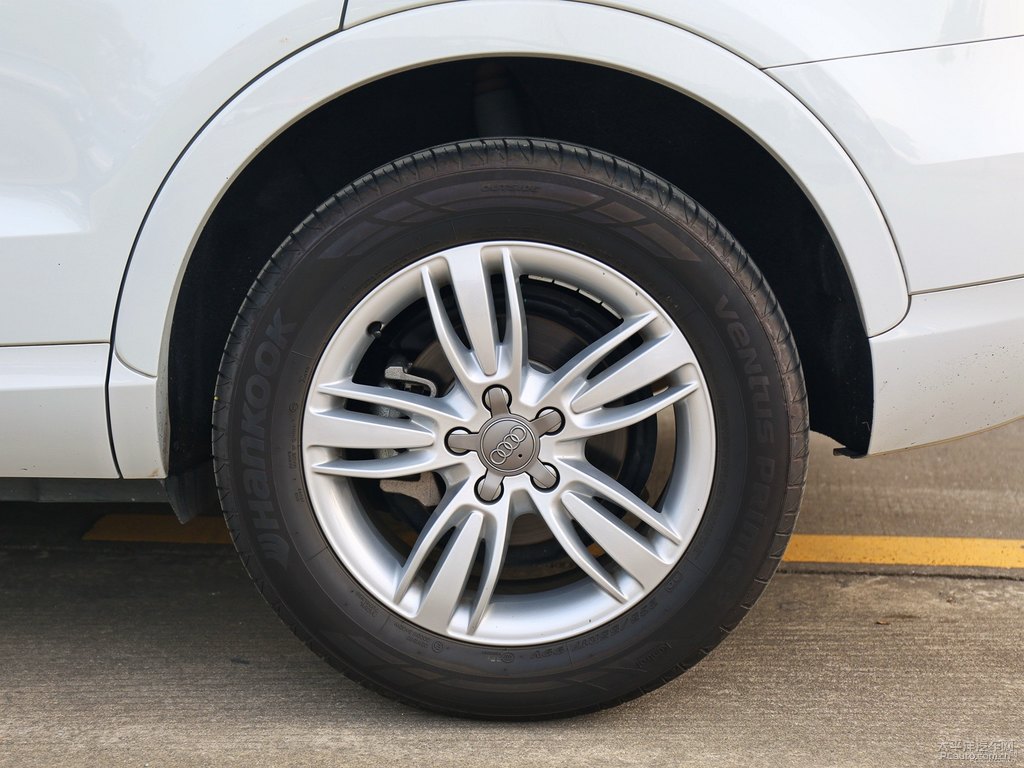 冰川白奧迪Q3車身外觀圖片