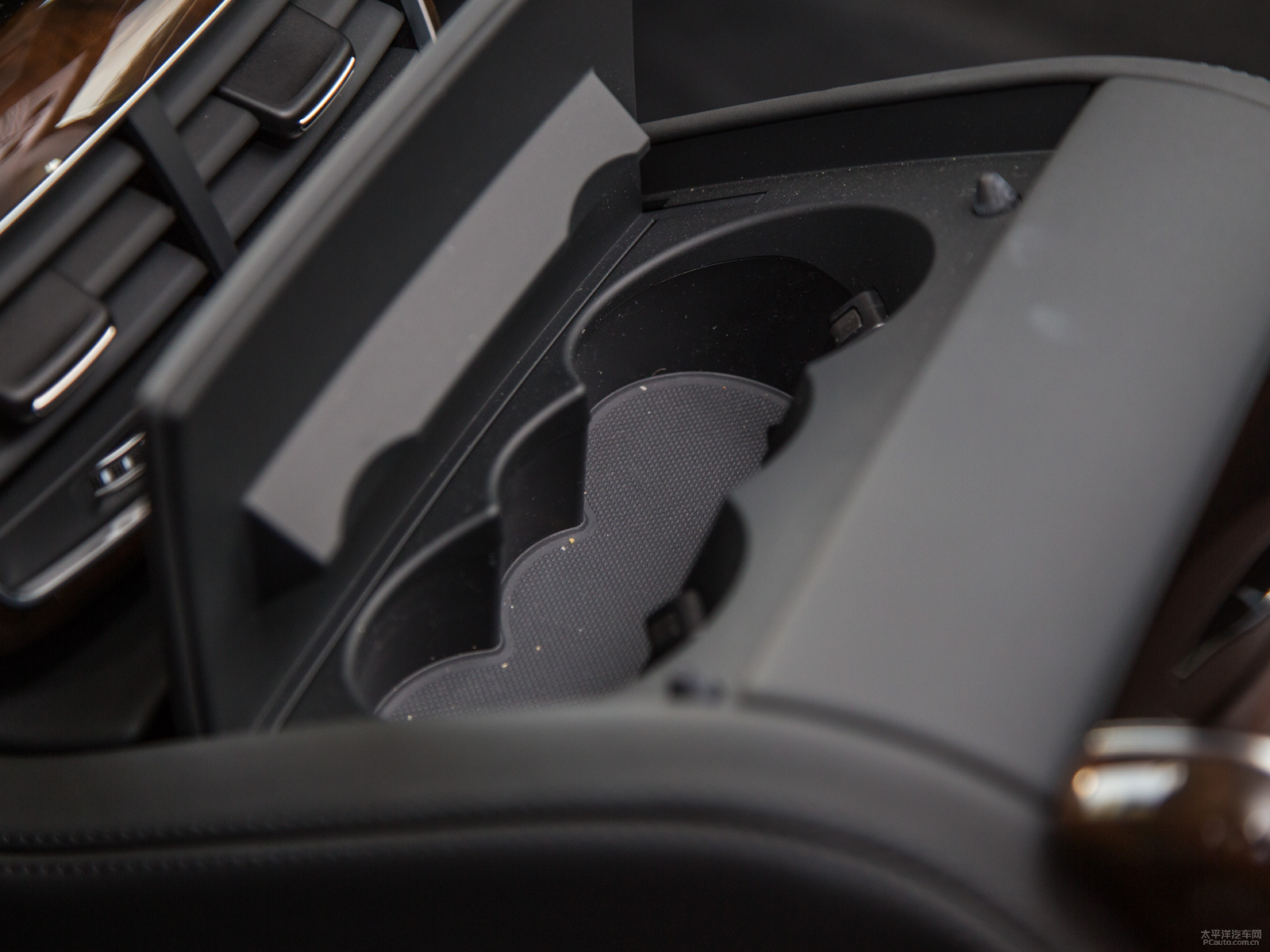 奧迪A8L空間高清大圖