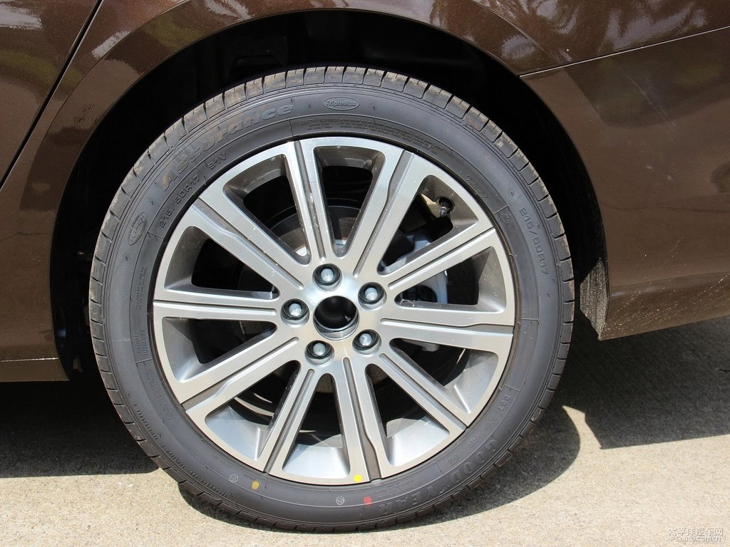 松木棕標(biāo)致408車(chē)身外觀圖片