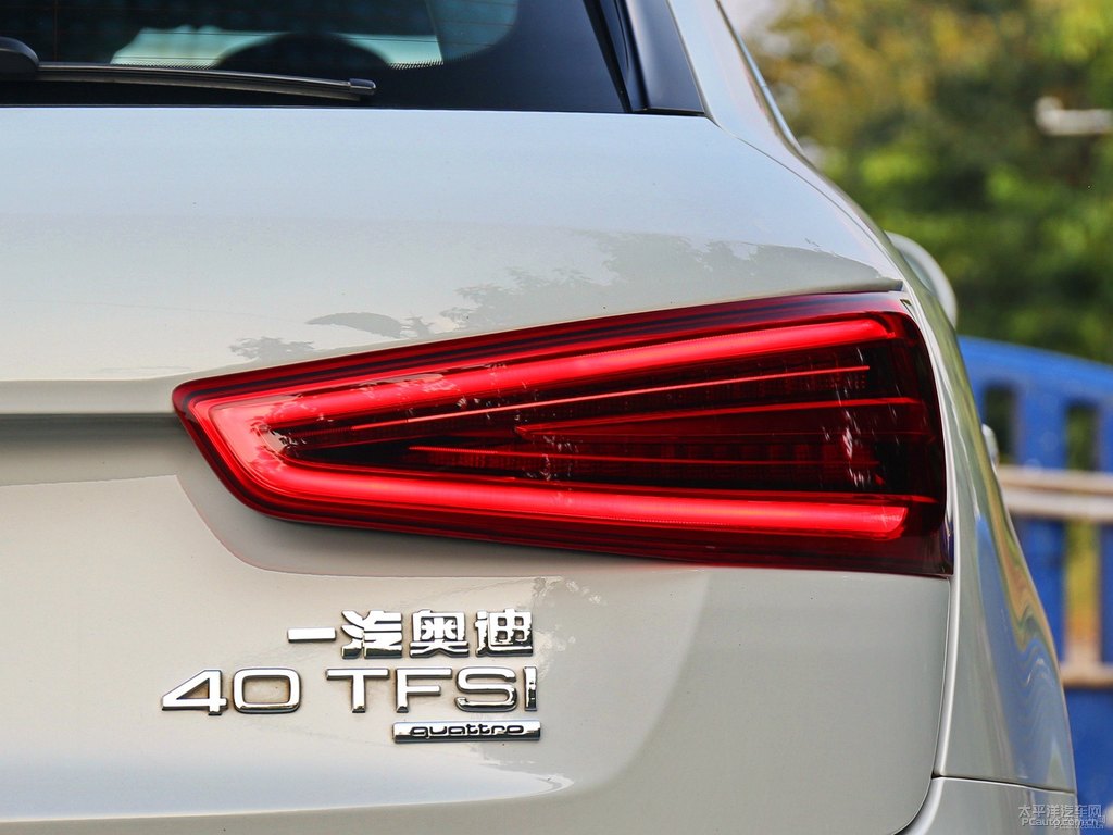 冰川白奧迪Q3車尾外觀圖片