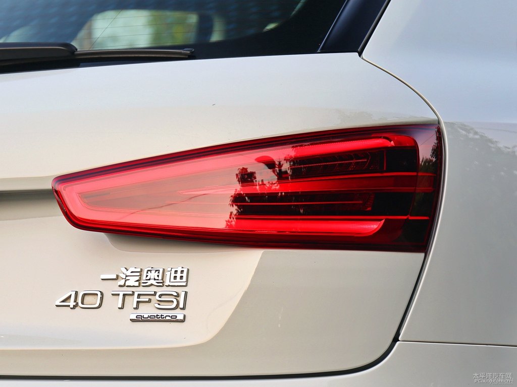 冰川白奧迪Q3車尾外觀圖片