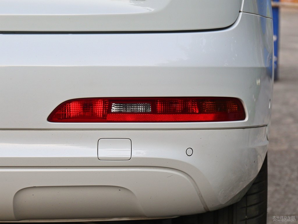 冰川白奧迪Q3車尾外觀圖片
