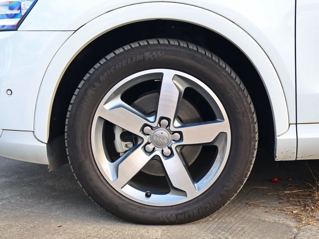 冰川白奧迪Q3車身外觀圖片