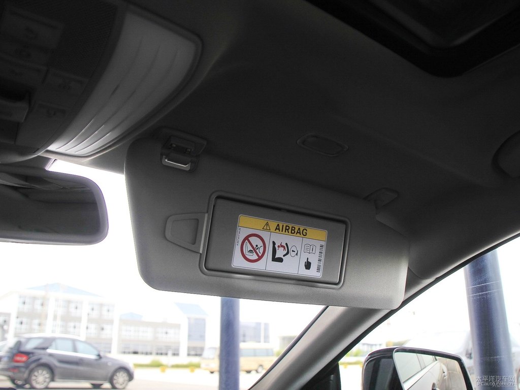 曜巖黑奔馳CLS級車廂內(nèi)飾圖片