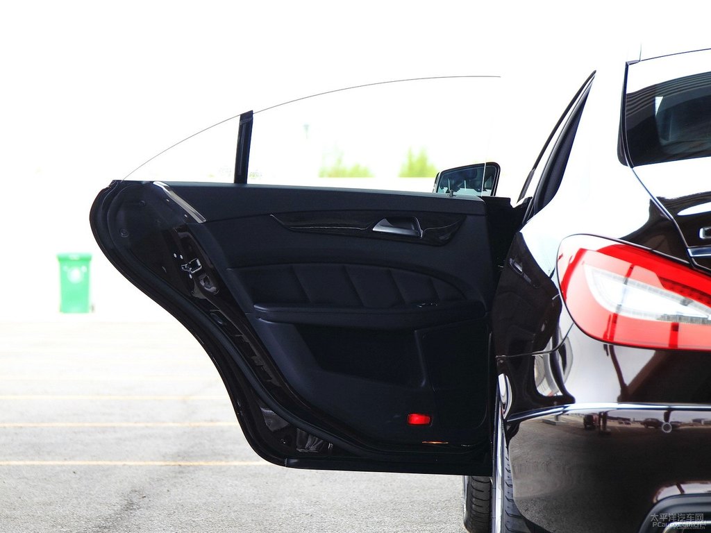 曜巖黑奔馳CLS級(jí)車廂內(nèi)飾圖片