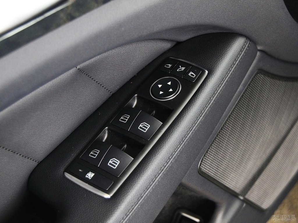 曜巖黑奔馳CLS級(jí)車廂內(nèi)飾圖片