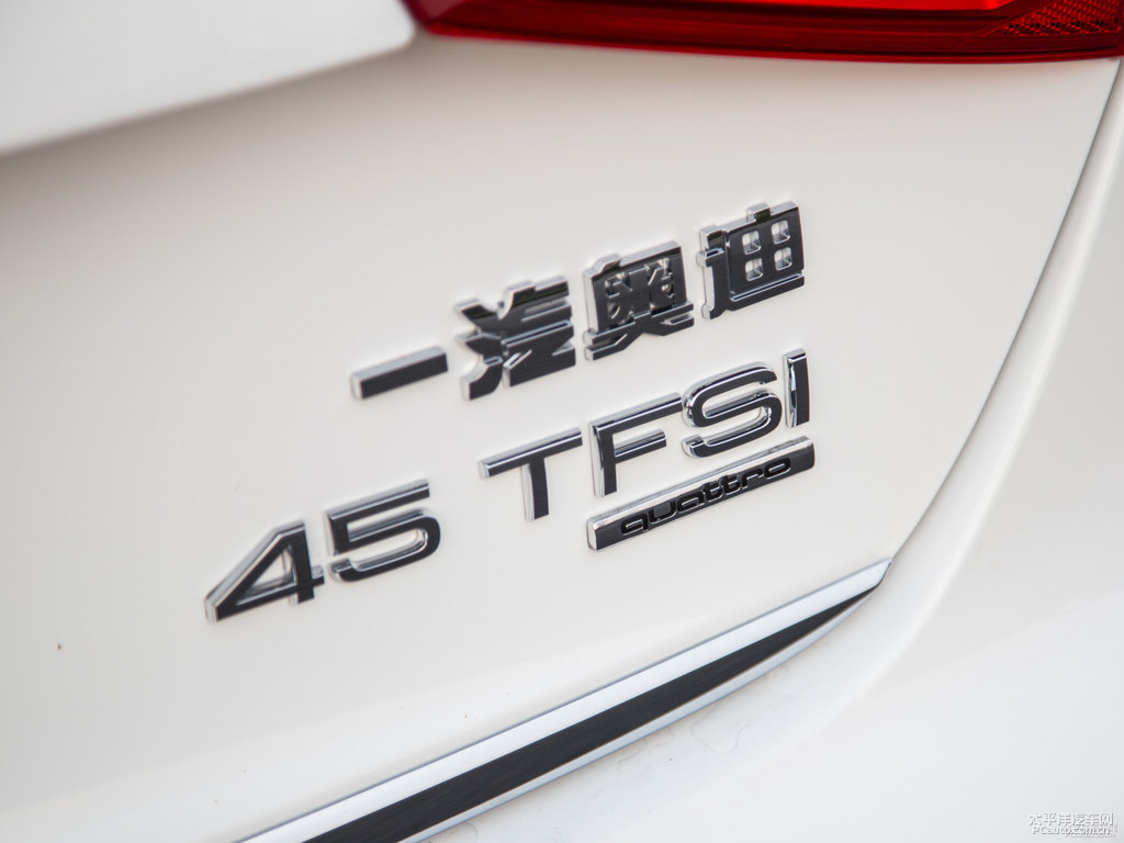 朱鷺白奧迪A4L車尾外觀圖片