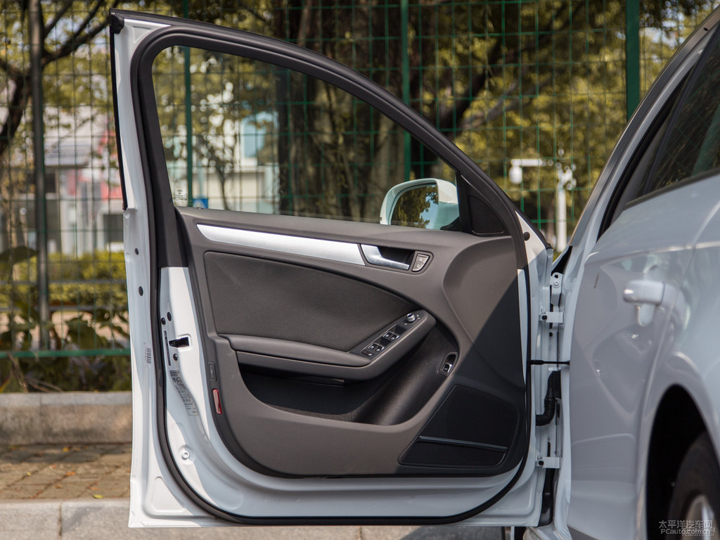 朱鷺白奧迪A4L車廂內(nèi)飾圖片