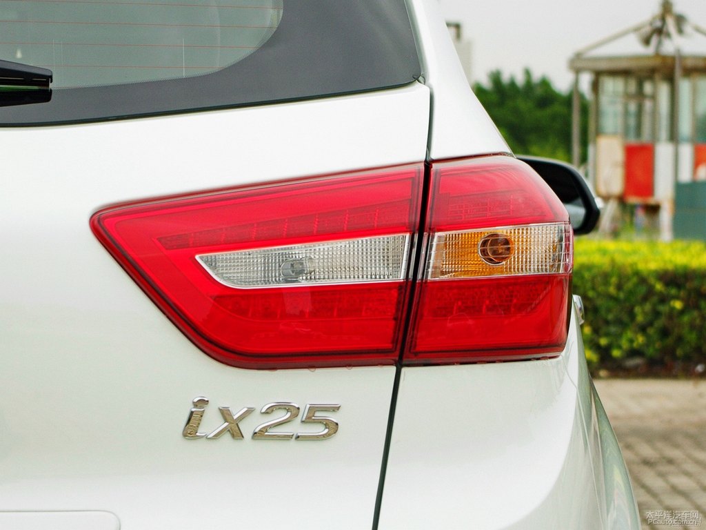 優(yōu)雅白北京現(xiàn)代ix25車尾外觀圖片