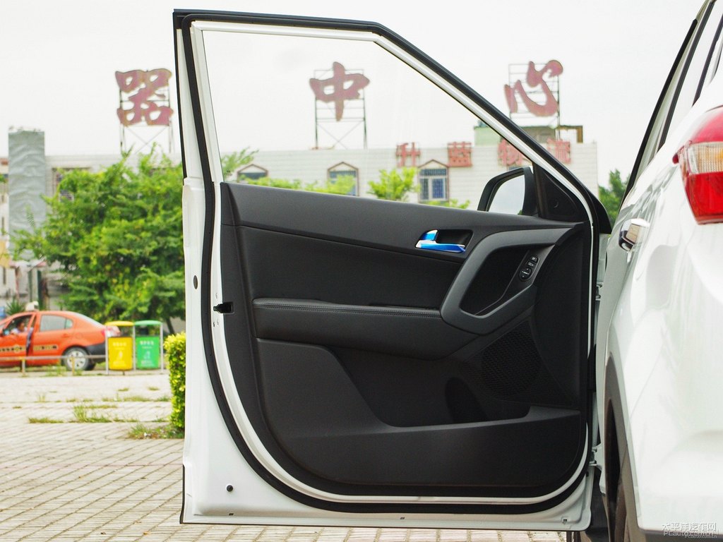 優(yōu)雅白北京現(xiàn)代ix25車廂內(nèi)飾圖片