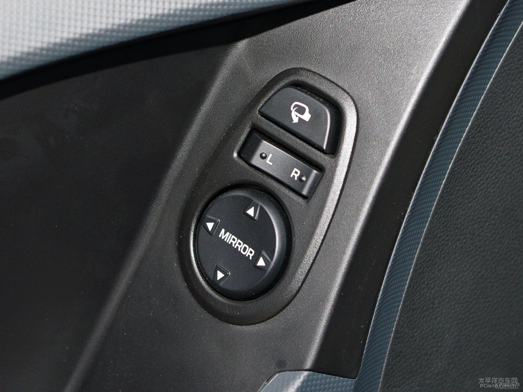 優(yōu)雅白北京現(xiàn)代ix25車廂內(nèi)飾圖片