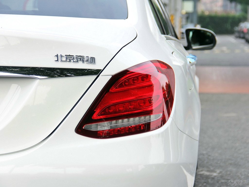 北極白奔馳C級車尾外觀圖片